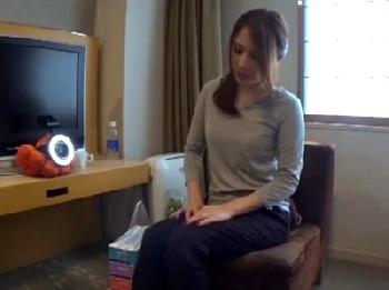 他人棒に大量の精子を顔面射精されるもお掃除フェラチオまでこなす好き者妻