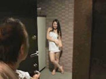 巨乳人妻がバスタオル姿で夫の同僚に色仕掛けして浮気性交