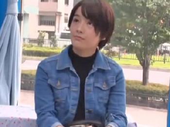 最初は困惑しながらも優しい愛撫に気を許す美女