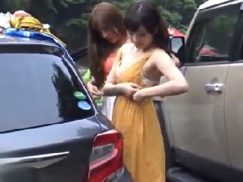 車の間で着替えている貞操観念低そうな素人ナンパ→川のほとりでマイナスイオンを感じながら青姦交尾