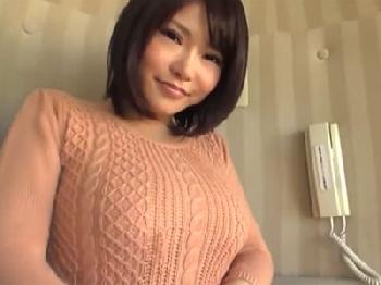 淫奔な巨乳を持つお姉さんを口説き落として挿入