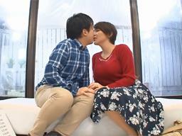 新しくできた義理息子が童貞だと言うことを知って筆おろしする母