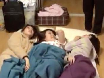 妹と友人のお泊まり会で1人誘いだしキッチンSEXする兄