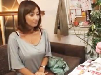 爆乳すぎる人妻がオイルマッサージにビクビク!!最後はどっぷり膣内射精!!