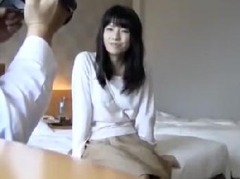 優等生そうな顔して色狂いのお姉さんが騎乗位でペニスを中出し抜き