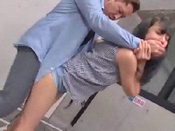 深夜に自転車こいでた女子大生を駐輪場で激しい性的暴行