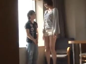 規格外の長身お姉さんが小男ペニスで激烈オーガズム