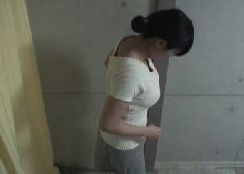 ムチッとした刺激的なカラダの人妻がオイル使った全身エステで欲情させられ挿入される