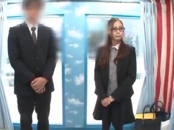 元尻軽ギャルのメガネ女性会社員が上司とマジックミラー号で激情交尾
