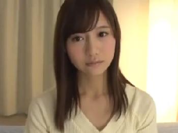 すぐに潮吹く感度が抜群に良い女性器にハードピストンキメて精液顔面射精