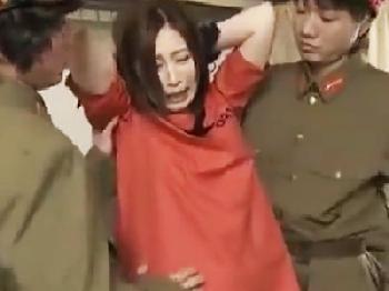 囚われて青年たちの性的欲望処理玩具にされる綺麗な人妻