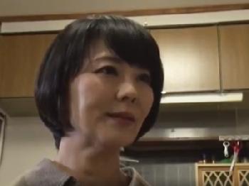 熟女未亡人に性的行為への欲求が全く無くならない老人が言い寄って暴走寸前の性的欲望を解放しあう種付け交尾