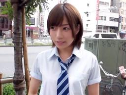 緊張して帰ろうとする酒屋バイトの看板娘女子校生を学校の制服のまま性交