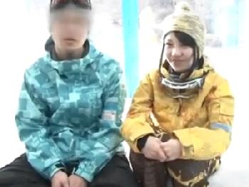 農家の純朴娘が彼氏のすぐ近くで中出し不貞交尾