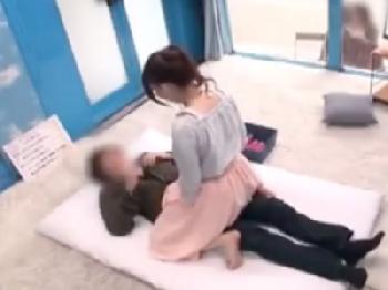 お金の誘惑に負け男友達の肉棒を受け入れる女子大生W