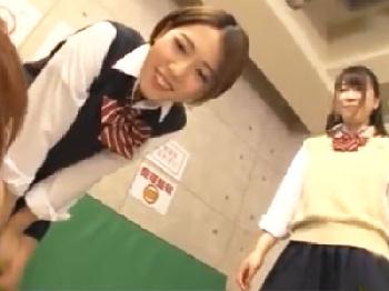 体育倉庫で男子を誘惑→3Pプレイで精子を搾り取る色情狂女子校生コンビ