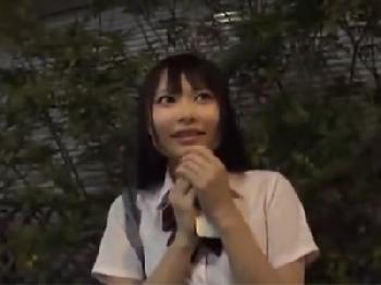 とてもキュートな女子校生ナンパしてコンドーム非装着の膣内射精交尾開始!!