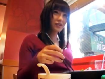 街をふらついていたボイン女子大生にご飯を奢ったら簡単に心を開いたので性行為盗撮