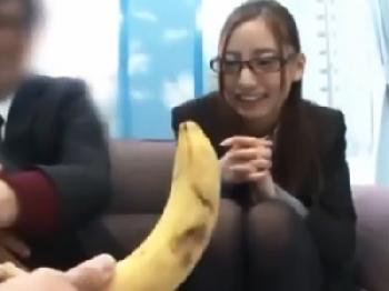 会社の部下と性交するメガネ女性会社員