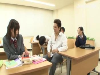 内気なイジメられっ子女子校生がクラスの男子たちに順番に挿入される