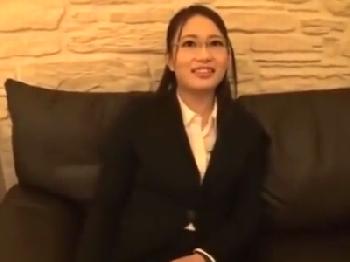 人妻が夫の隣でマッサージ師に性的凌辱されるも感じだして積極お掃除フェラ