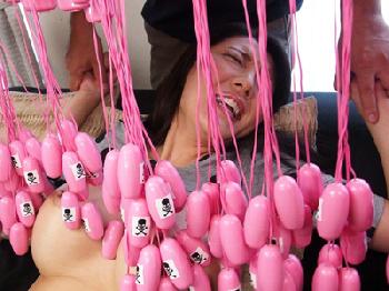 まんまる巨乳娘が大量ローターに極太ディルドの容赦ない連続輪姦で放心状態