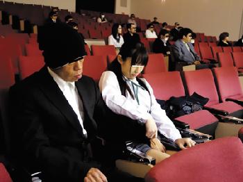 ピアノ発表会中の大声タブーな客席で痴漢性的凌辱される女子校生