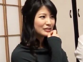 渋い男優の誘惑に負けて合コンで乱交する淫らな人妻たち