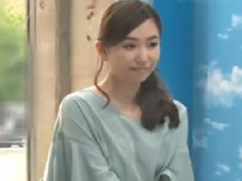 夫のすぐ傍で中出し寝取られてしまう素人人妻