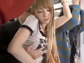 卑猥な短パン穿いた巨乳ギャルに痴漢仕掛けたついでにペニス挿入して中出し放出