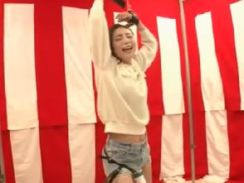 電動マッサージ器攻めでイキ耐えきれなかった美女が罰ゲームでの処罰交尾で恍惚絶頂