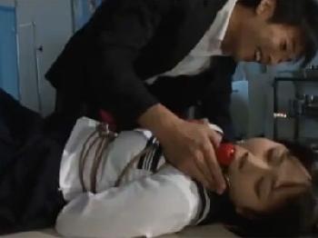 非人道的なサイコパス男に拘束された美少女女子校生が喉奥イラマで悶絶