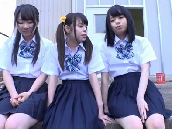 Aカップの陰毛がない貧乳女子校生たち3人と乱交できる極楽性交