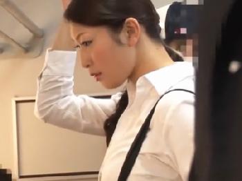とても綺麗な人妻教師が電車で痴漢に襲われて無許可で腟内射精される