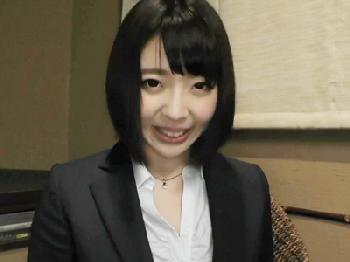 女性会社員のパンスト破いてスーツ着衣のままパンツずらしハメ