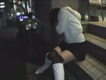 酒に酔っ払っている素人娘を公衆便所に連れ込み性的暴行膣内射精!!