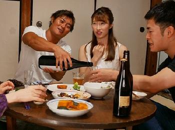 田舎に帰省したとても綺麗な人妻が5年前に別れたゲス元カレとバッタリ…ノーと言えないマダムが最低な不貞行為に!!