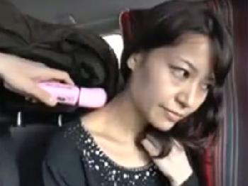 偶然捕まえた素人人妻のジャングルを掻き分けてコンドーム非装着の性交→中出し決行