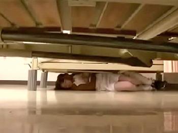 ベットの下から物を拾おうとしていたナースを押し込み強姦