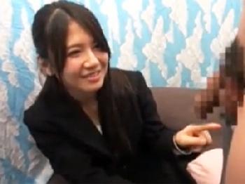 美女会社員が戸惑いながらもモテない巨根男子を筆おろし!!