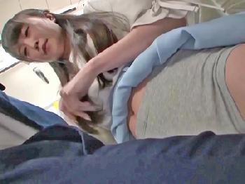 満員電車で痴漢されてちくちく陰毛がない股間のワレメを欲情させた色情狂娘