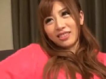 彼女の友人が机の下から痴女ってきたのでコンドーム未装着の膣内射精交尾