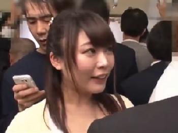 ムチ尻のお姉さんが非人道的な痴漢男に電車内で襲われ避妊具なしで直射精展開