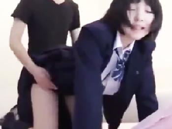 美少女で貧乳乳房の魅力的な女子校生がバックから凄絶ピストンされて昇天エクスタシー