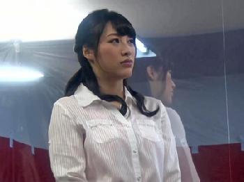 マジックミラー越しに夫がいるのに野球拳→罰ゲームで浮気性交