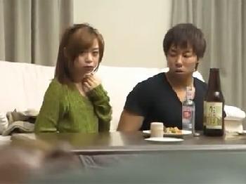 炬燵の中でバレないように愛撫されてアクメ→そのまま挿入に続行する美少女