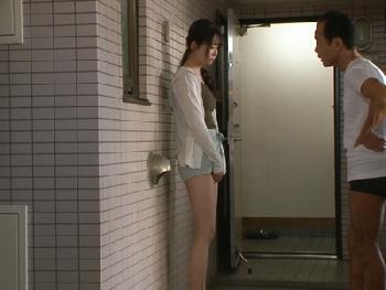 性的欲求が暴走寸前で隣の喘ぎ声が気になってしまった女子大生…エロ親父に見透かされて絶倫ペニスの虜にW
