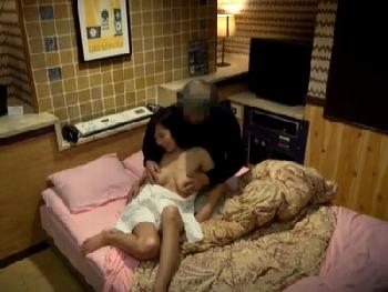 地方のラブホ盗撮が流出か!?白髪交じりの中年男がまだまだ現役を曝け出して素人人妻と本番プレイ