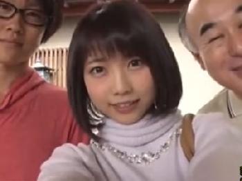 童顔でアイドル級の美少女が中年男の男性器を尺八ご奉仕