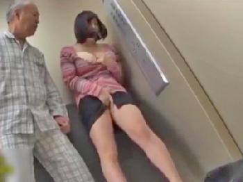 出し抜けに性的興奮しだして義父ペニスでも厭わず受け入れる人妻